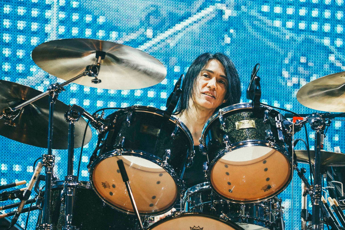 「THE YELLOW MONKEY SUPER JAPAN TOUR 2019 -GRATEFUL SPOONFUL」静岡・エコパアリーナ4月27日公演の菊地英二（Dr）。（撮影：横山マサト）