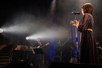 Kaedeファンに誕生日を祝福された千ヶ崎学（左）。