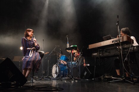 リラックスムードで話すKaede（左）。