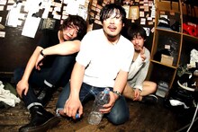 THE FOREVER YOUNGの新しいアーティスト写真。左端がタカノジュンスケ（G）。