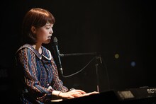 弾き語りで「おめでとう」を歌うKaede。