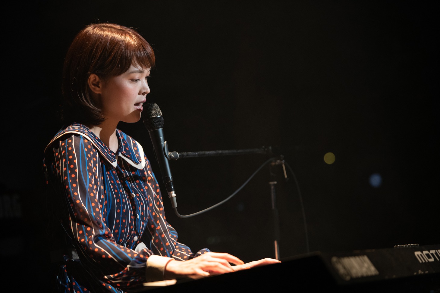弾き語りで「おめでとう」を歌うKaede。