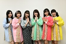 新生神宿と関口なほ（左から3番目）。