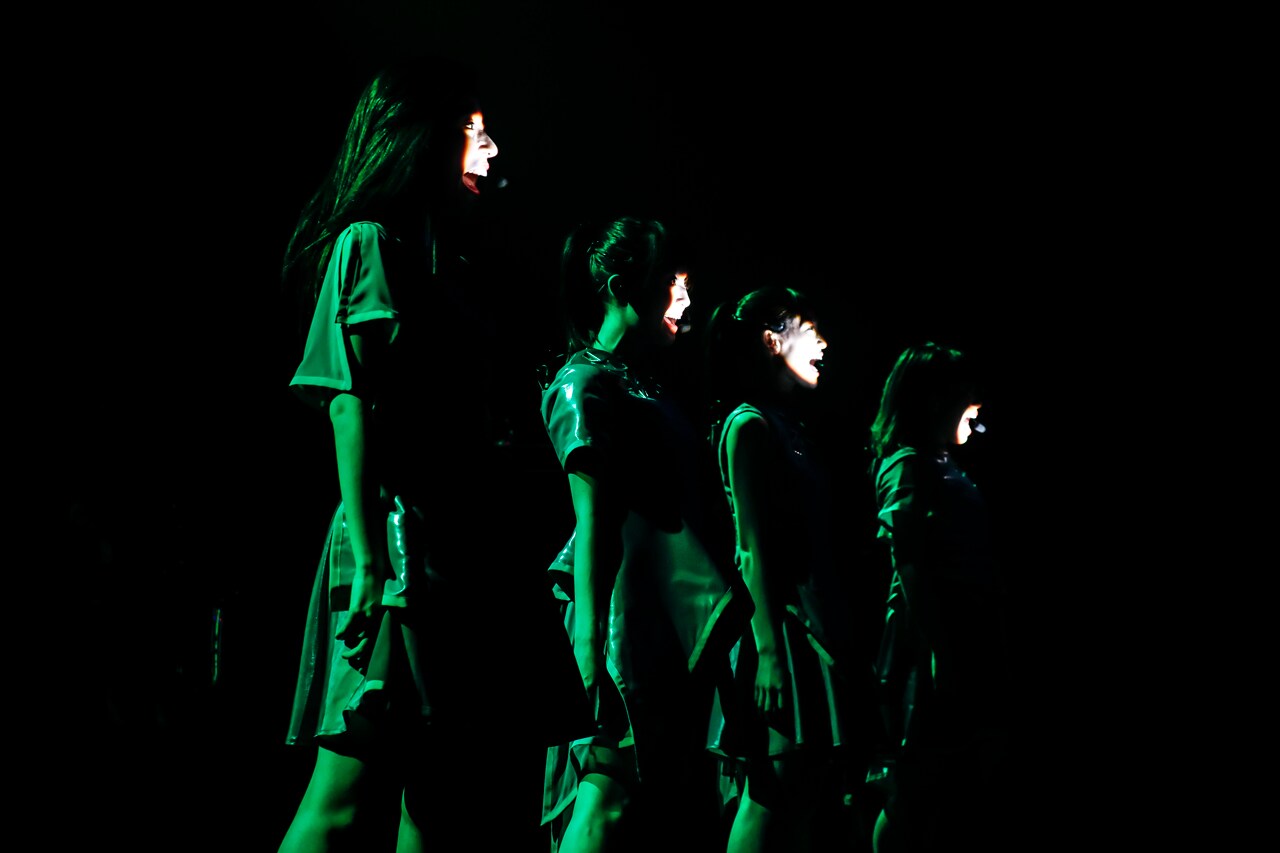 新曲「こだま」でスキャットに挑戦するTEAM SHACHI。（撮影：笹森健一）