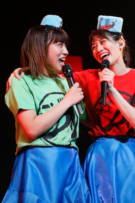 左から坂本遥奈、秋本帆華。（撮影：笹森健一）