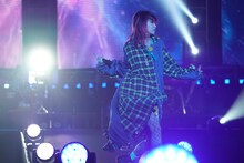 LiSA「LiVE is Smile Always～364＋JOKER～」の様子。（Photo by HAJIME KAMIIISAKA）