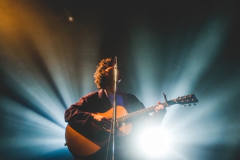 石崎ひゅーい(撮影:鈴木友莉)