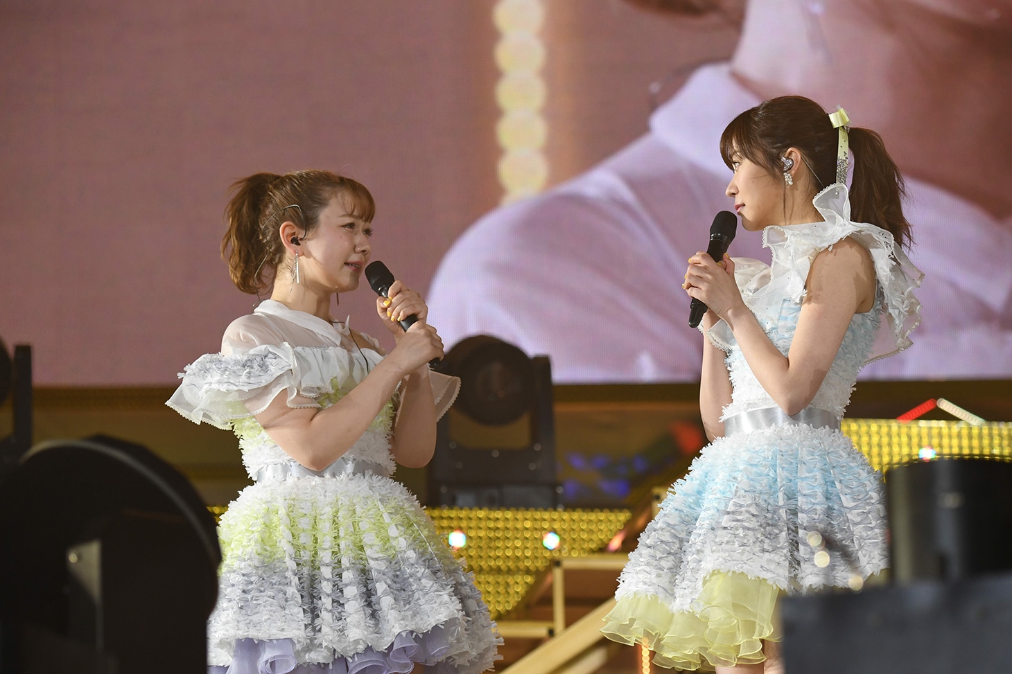 村重杏奈、指原莉乃。(c)AKS