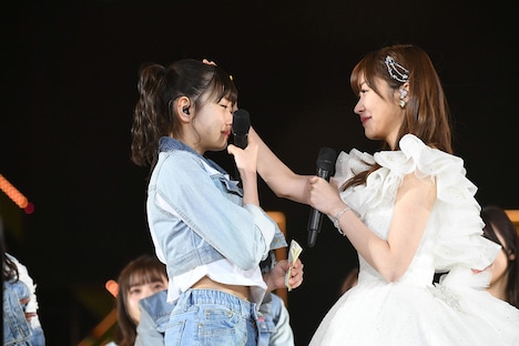 松岡はな、指原莉乃。(c)AKS