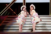 渡辺麻友、指原莉乃。(c)AKS