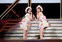 渡辺麻友、指原莉乃。(c)AKS