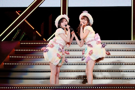 渡辺麻友、指原莉乃。(c)AKS