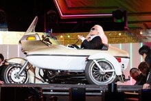 内田裕也に扮する松本人志（ダウンタウン）。(c)AKS