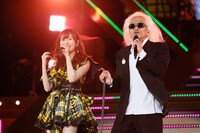 指原莉乃と内田裕也に扮する松本人志（ダウンタウン）。(c)AKS