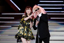 指原莉乃と内田裕也に扮する松本人志（ダウンタウン）。(c)AKS