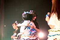 抱き合う内山あみと高井千帆。