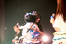 抱き合う内山あみと高井千帆。