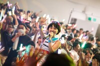 客席通路で歌う内山あみ。