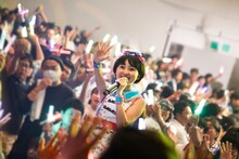 客席通路で歌う内山あみ。