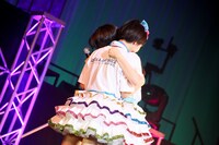 抱き合う内山あみと平瀬美里。