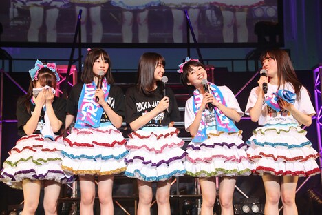 椎名るかがサプライズで登場し、ステージに5人そろったロッカジャポニカ。