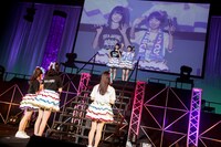 ステージから退場する内山あみと椎名るか。