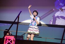 オトモダチに手を振る内山あみ。