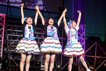 オトモダチに挨拶する内藤るな、高井千帆、平瀬美里。