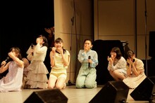 メジャーデビュー決定の発表に涙するBEYOOOOONDS。（写真提供：アップフロントグループ）