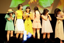 メジャーデビュー決定の発表に涙するBEYOOOOONDS。（写真提供：アップフロントグループ）