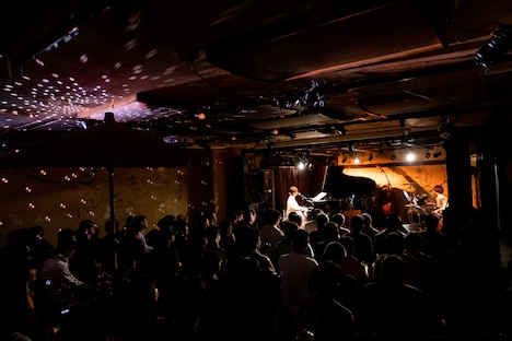 「よいレコード會社Presents 星野みちるライブ ～『逆光』リリースパーティー～」の様子。（撮影：ナカニシキュウ）