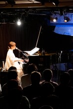 下手の観客にうなじを見せながら歌う星野みちる。（撮影：ナカニシキュウ）