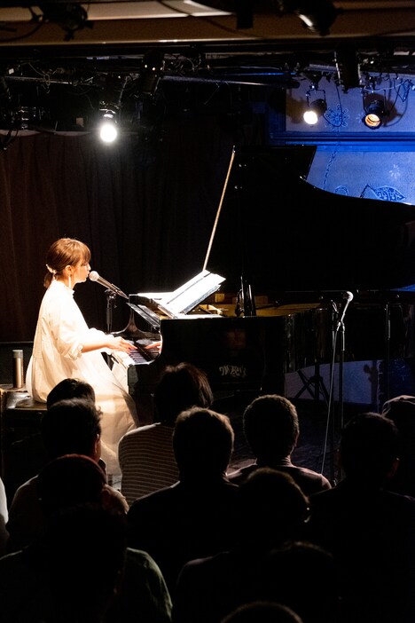 下手の観客にうなじを見せながら歌う星野みちる。（撮影：ナカニシキュウ）