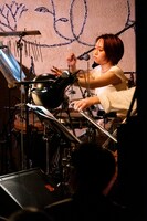 山下あすか(Perc)（撮影：ナカニシキュウ）