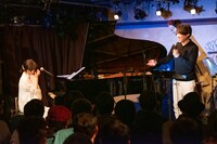 星野みちる（左）とのトークが長引き、なかなか楽器のセッティングに入れないサリー久保田（右）。（撮影：ナカニシキュウ）