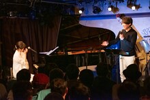 星野みちる（左）とのトークが長引き、なかなか楽器のセッティングに入れないサリー久保田（右）。（撮影：ナカニシキュウ）