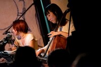 左から山下あすか(Perc)、吉良都(Cello)。（撮影：ナカニシキュウ）