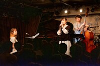 岡田ユミ(左)を迎え入れ、うれしそうな星野みちる（中央）。（撮影：ナカニシキュウ）