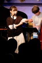 アンコールでグッズTシャツを着用し、「ワンピースの上からTシャツ着たらデブみたい」と苦笑いする星野みちる。（撮影：ナカニシキュウ）