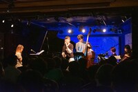 サリー久保田（B）、岡田ユミ(Piano)を加えた5人編成で「流れ星ランデブー」を歌う星野みちる。（撮影：ナカニシキュウ）