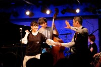 「流れ星ランデブー」では突如として西田欣主プロがステージに現れ、同曲のMVさながらに社交ダンスを披露。（撮影：ナカニシキュウ）