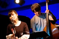 サリー久保田のウッドベースをバックに歌う星野みちる。（撮影：ナカニシキュウ）