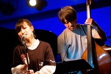 サリー久保田のウッドベースをバックに歌う星野みちる。（撮影：ナカニシキュウ）