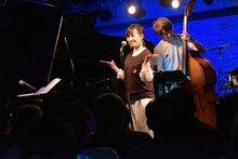 サリー久保田のウッドベースをバックに歌う星野みちる。（撮影：ナカニシキュウ）
