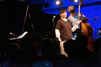 サリー久保田のウッドベースをバックに歌う星野みちる。（撮影：ナカニシキュウ）