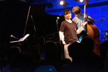 サリー久保田のウッドベースをバックに歌う星野みちる。（撮影：ナカニシキュウ）