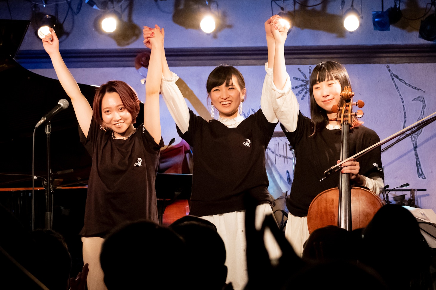 左から山下あすか(Perc)、星野みちる(Vo, Piano)、吉良都(Cello)。（撮影：ナカニシキュウ）
