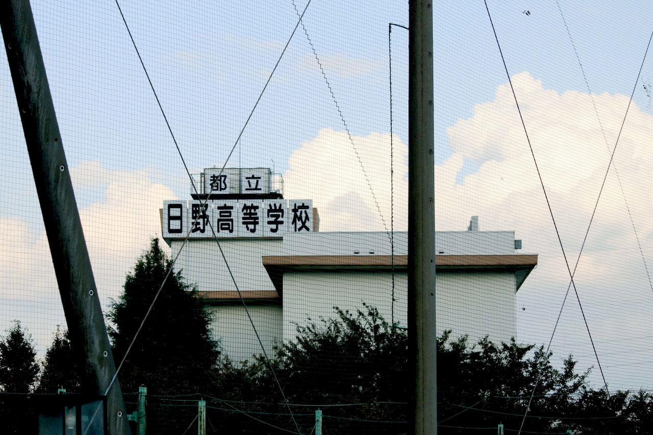 清志郎が進学した東京都立日野高校。目の前には多摩川の河川敷が広がる。