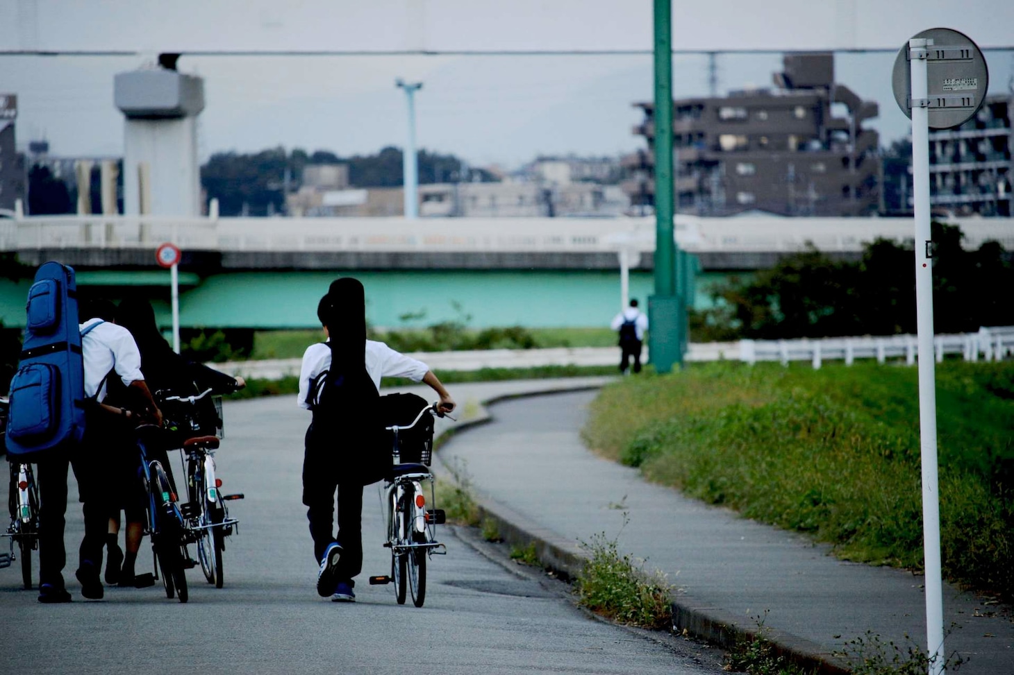 日野高校の通学路にて。