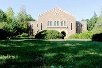 国立駅南口にある一橋大学のキャンパスの芝生。